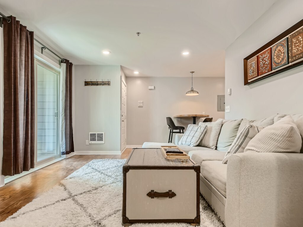 Building Photo - 2100 Ridge Dr