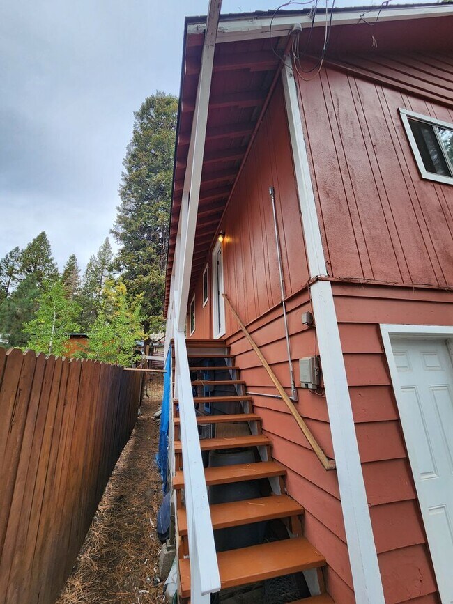 Building Photo - 221 - Steelhead Ave Duplex