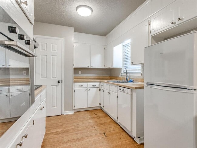 Building Photo - 1617 Avondale Dr
