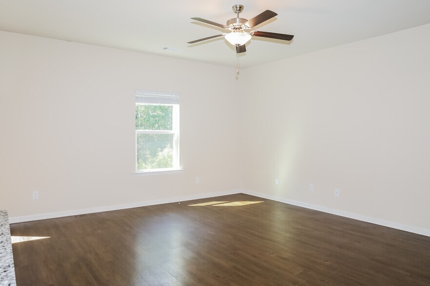 Building Photo - 576 Greenlee Rd