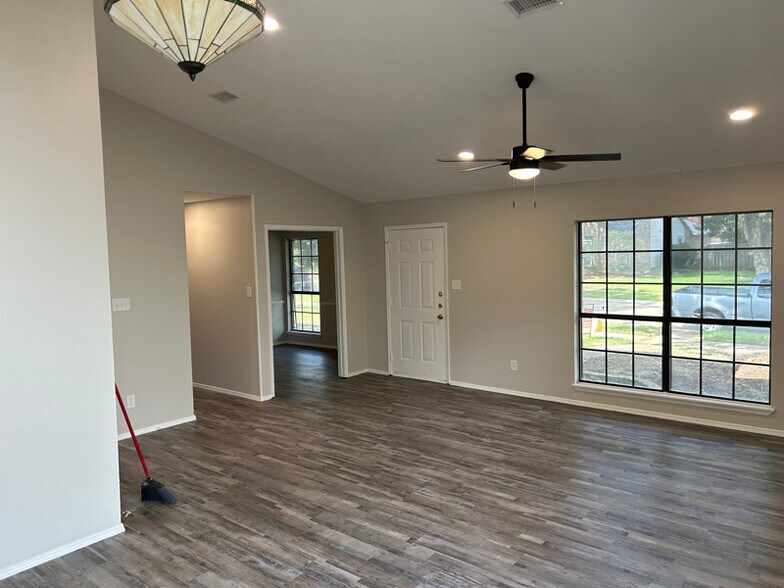 Building Photo - 4312 Avon Ct