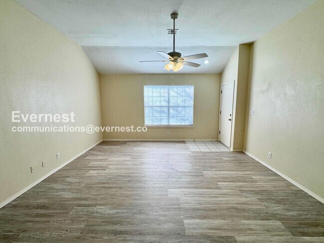 Building Photo - 3 Bed, 2 Bath Townhome with Attached Garage / Pet-Friendly / Available Now!