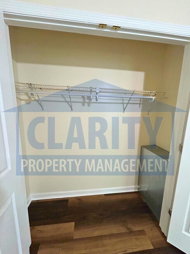 Building Photo - Quiet location in North Cleveland!