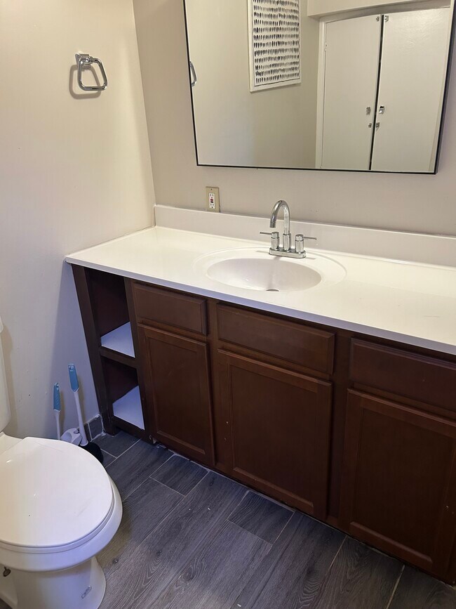 Building Photo - 810 S Owens Ln