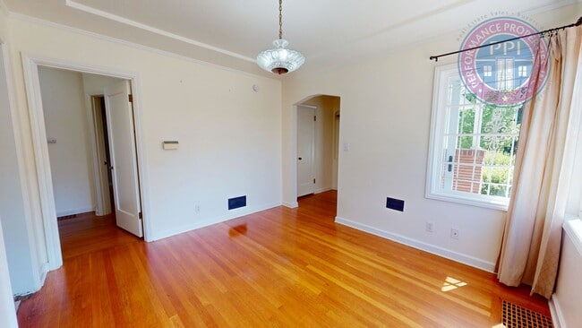 Building Photo - North Portland Living at Its Best | 2 Bed, 1 Bath!