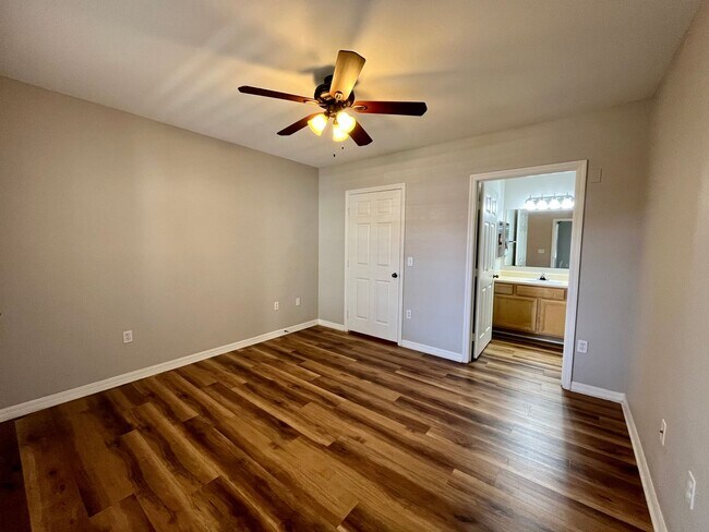 Building Photo - Spacious 2/2 unit becoming available July ...