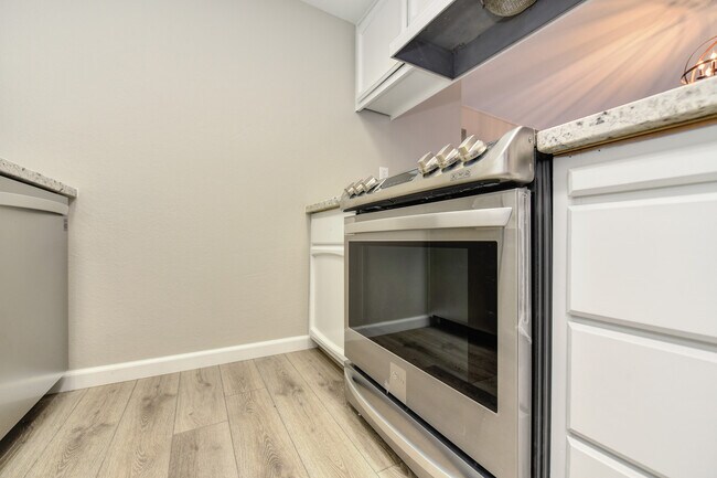 Building Photo - 6933 Trovita Way