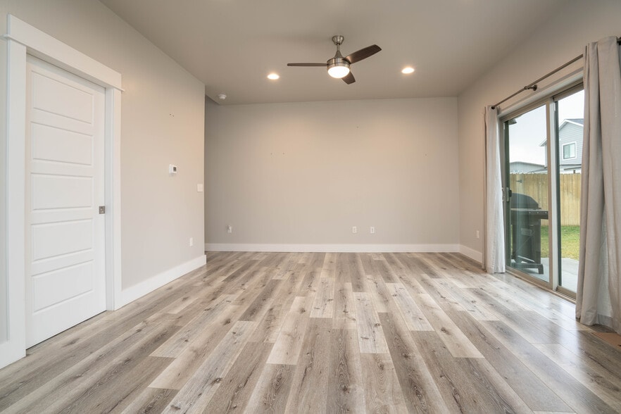 Building Photo - 1403 Happy Ln