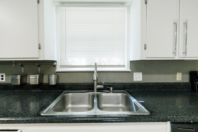 Building Photo - Newly remodeled 3/2/2 in north Lubbock!  M...