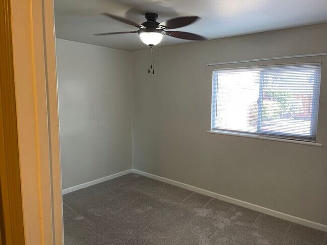 Building Photo - 3 bedrooms, 1 baths, 2 car garage and larg...