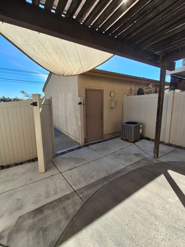 Building Photo - Beautifully Renovated Townhome-MUST SEE!!!