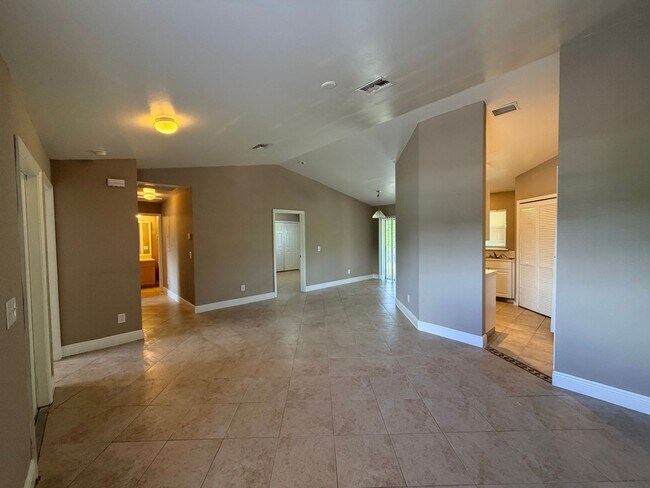 Building Photo - 3 Bedroom 2 Bath Duplex