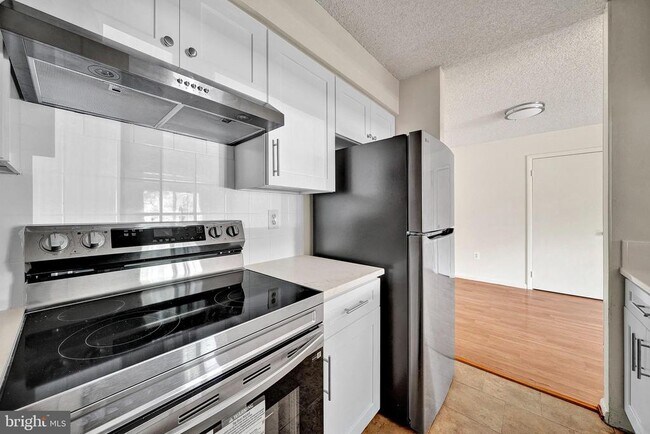 Building Photo - 601 Ravens Crest Dr