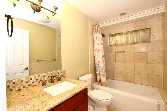 Building Photo - Large 4 bedroom, 3 bath, 4+ parking, gated single family house in Kalihi