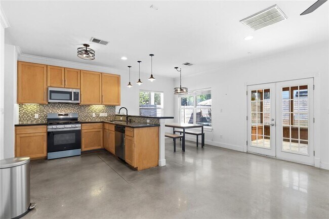 Building Photo - 2610 Hidalgo St