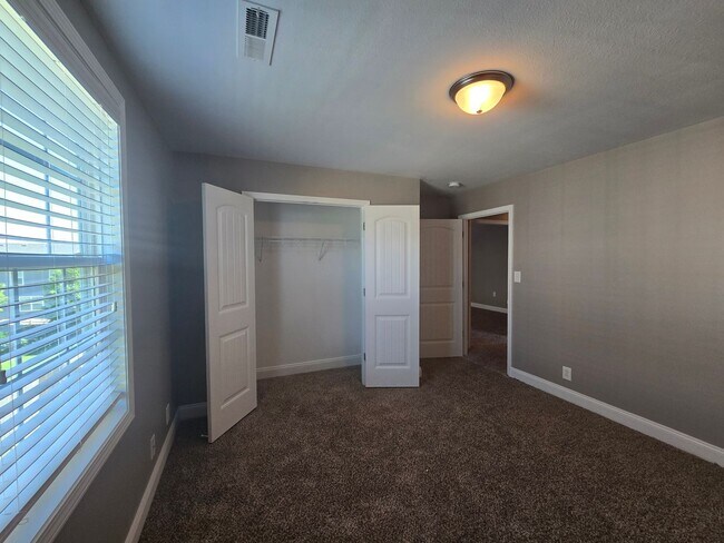 Building Photo - Executive 3 Bed 2.5 Bath with Bonus Home