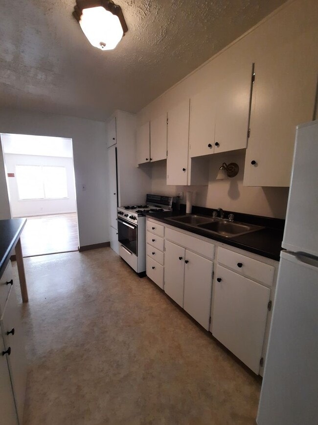 Building Photo - 2 BED | 1 BATH | DUPLEX | WEST