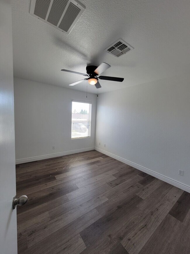 Building Photo - 4 Bedroom 2 Bathroom Home Close to Shopping and Restaurants!!