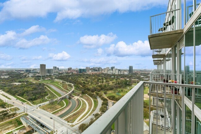 Building Photo - Luxury Meets Location – Prime 1 Bed Near H...