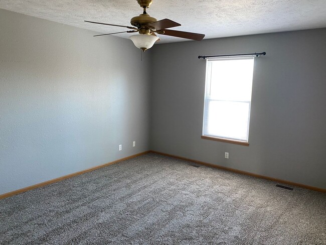 Building Photo - Duplex For Rent! Valley NE