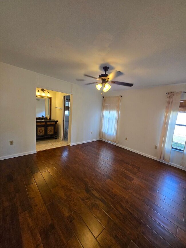 Building Photo - Springtree - Beautiful, spacious home