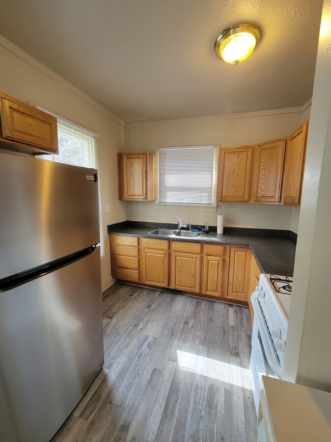 Building Photo - Sweet Two Bedroom Home Minutes from Downto...