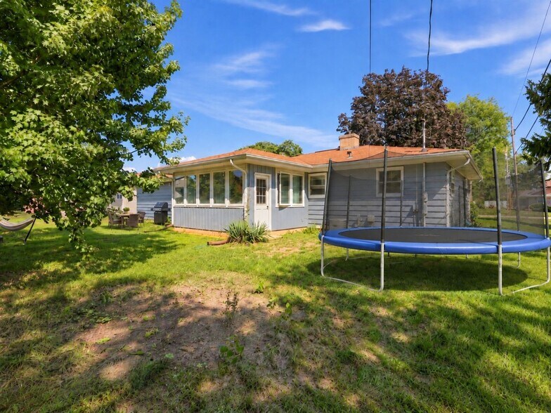 Building Photo - 3012 S Lilac Rd