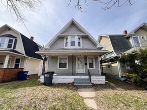 Building Photo - 2 Bedroom House with Bonus Room