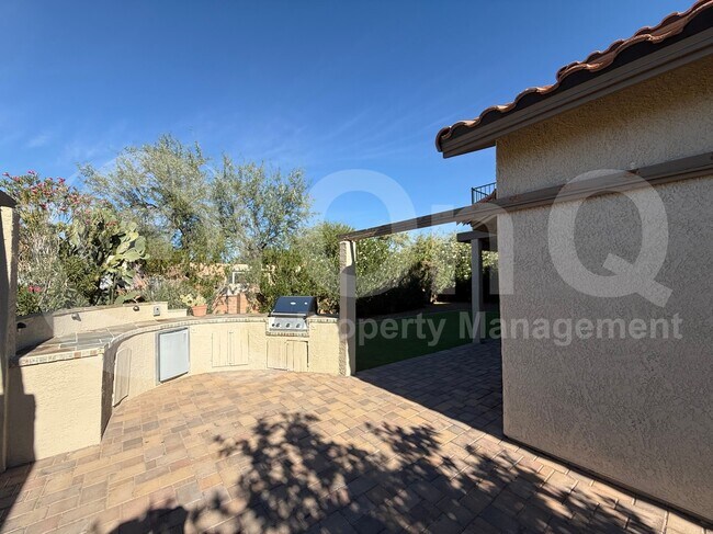 Building Photo - 874 W Port Royal Pl