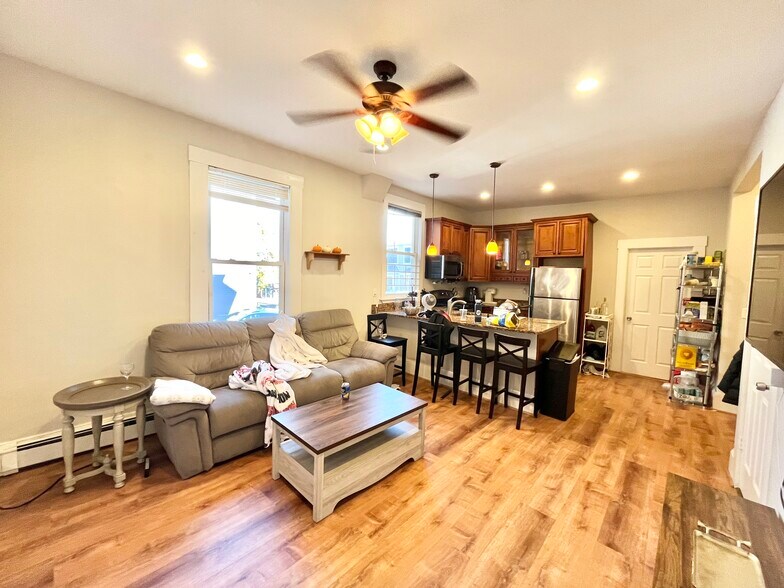 Primary Photo - 717 Parker St