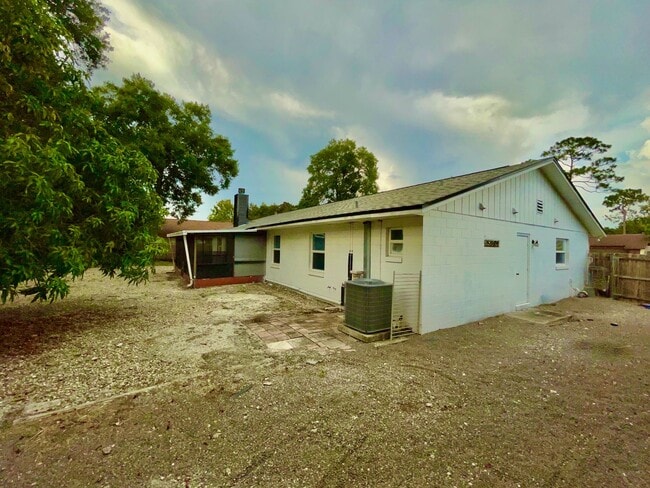 Building Photo - Spacious 4-Bed / 2-Bath Ranch in Rio Pinar...