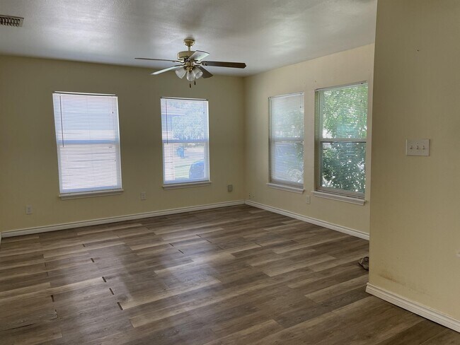 Building Photo - 4606 Nesbitt Dr