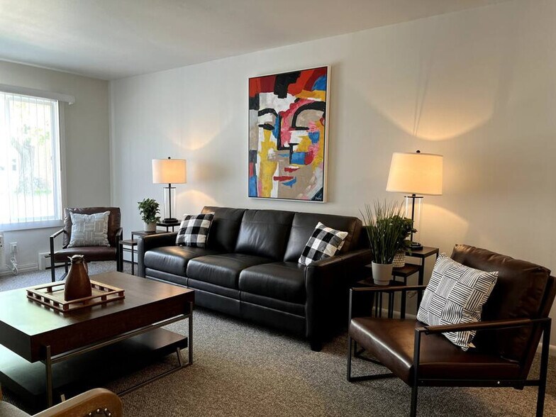 Primary Photo - 517 E Division St