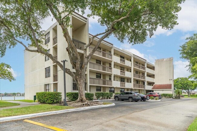 Building Photo - 113 Lake Emerald Dr