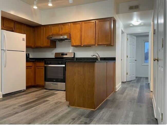 Building Photo - 2b1b unit in Chinatown Prime Location