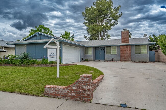 Primary Photo - Single Story 4 Bedroom Home with a Pool fo...
