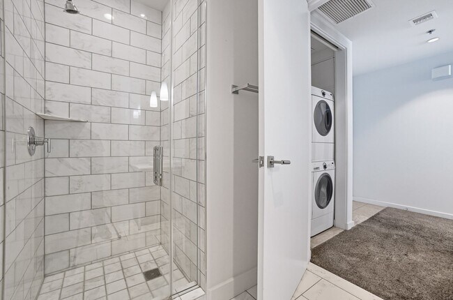 Building Photo - 6th Floor 2-Bedroom Condo with Stunning La...