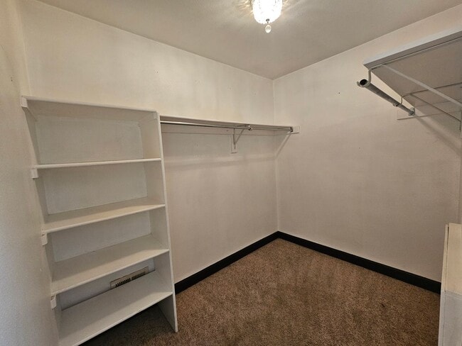 Building Photo - Gorgeous 2+ Bedroom 3 Bath Townhouse with ...