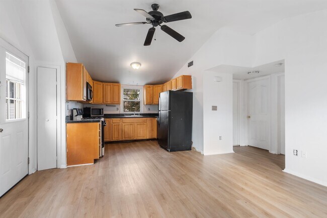 Building Photo - 689 2nd St