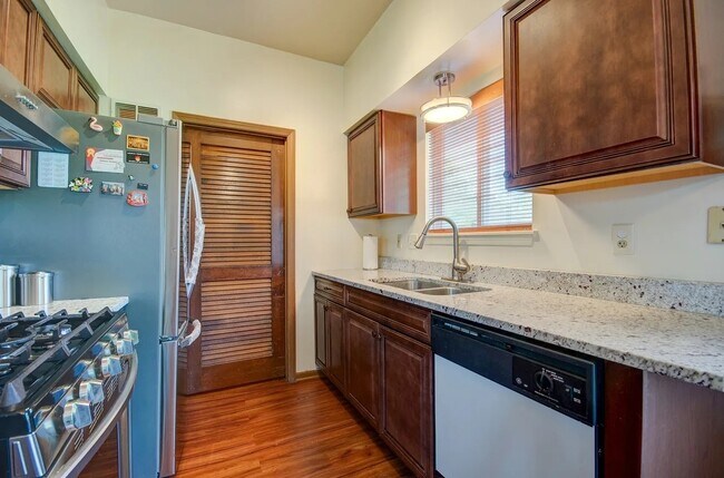Building Photo - 14005 Danbury Dr