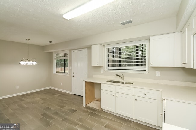 Building Photo - 8070 Linda Ct