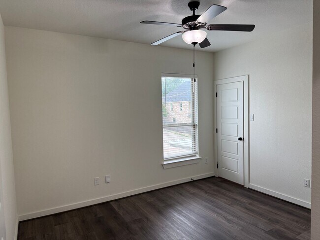 Building Photo - * MOVE IN SUMMER 6/30/2027 * 5-Bed 5.5 Bat...