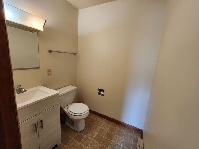 Building Photo - 2 Bed 1 1/2 Bath Duplex on Terre Hautes Northside