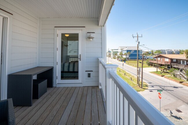 Building Photo - PERFECT BEACH GETAWAY - AVAILABLE MID-DECE...