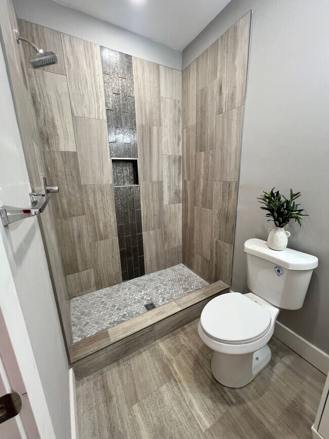 Building Photo - 6 Bedroom in Fort Sanders w/ Ensuite Bathr...