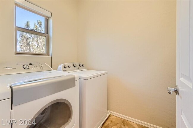 Building Photo - 348 Hanbury Manor Ln