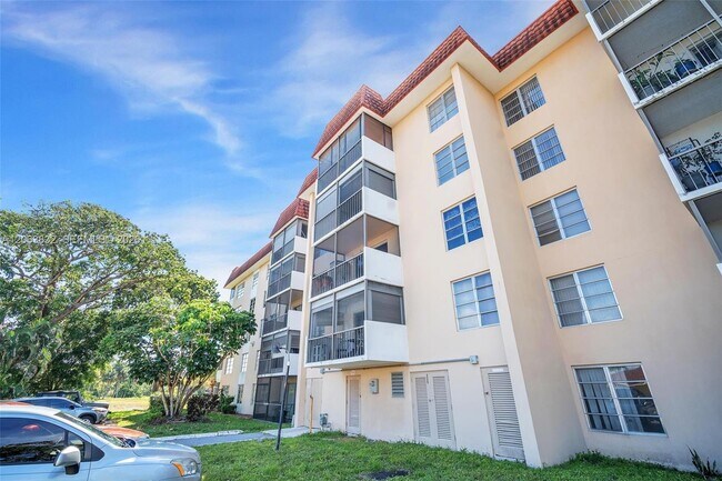 Building Photo - 4160 Inverrary Dr