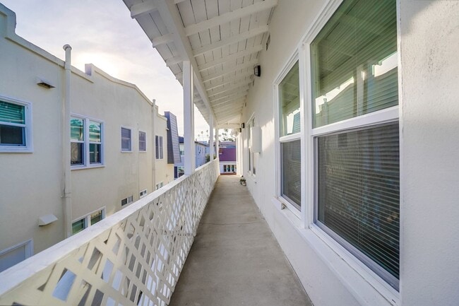 Building Photo - Upgraded Studio in Belmont Shore Available Now!!