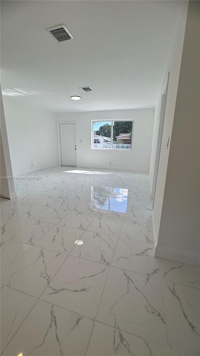 Building Photo - 901 NW 116th St