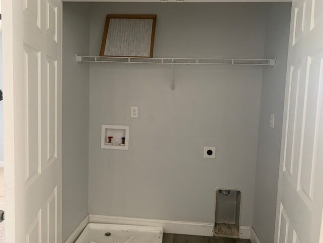 Building Photo - Five Bedroom Home in Falcon Bridge